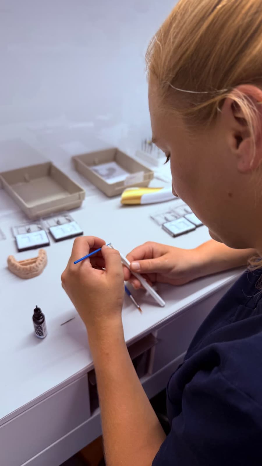 Stefanie bei der Fertigstellung einer Versorgung im Labor