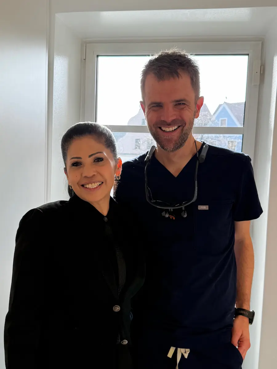 Dr. Andreas Vogtner im Gespräch mit einer Patientin