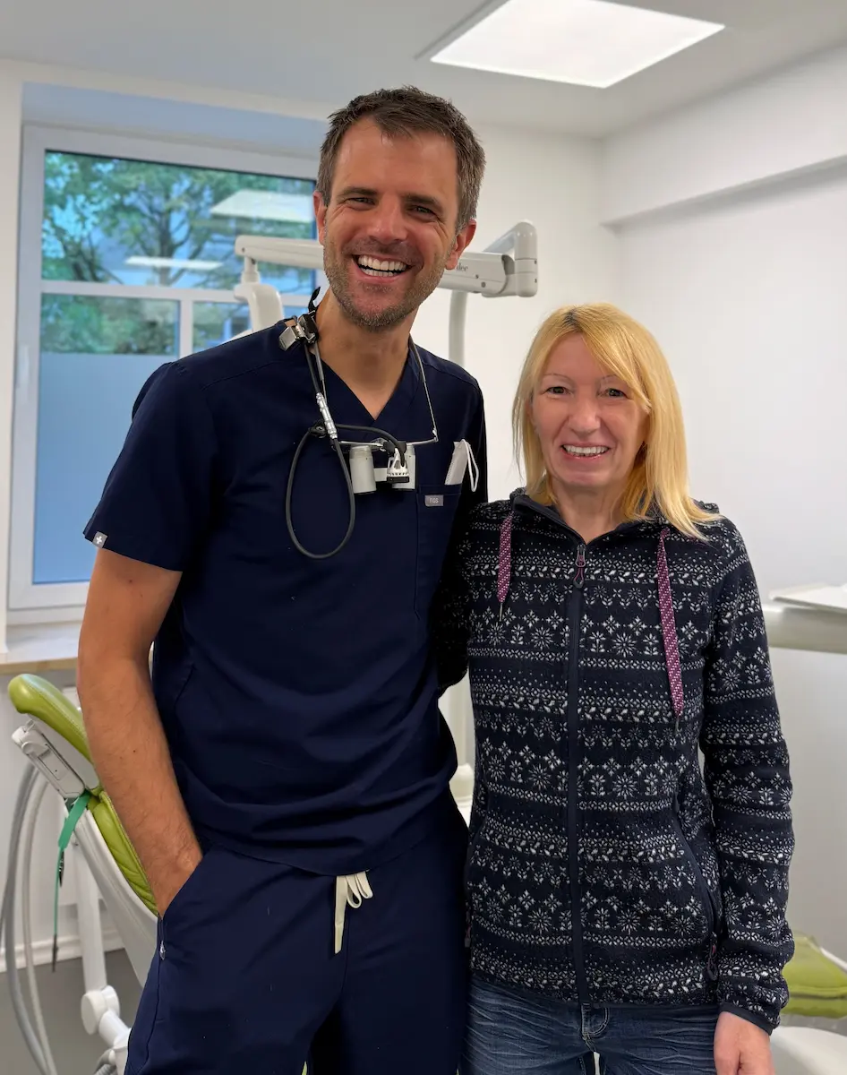 Dr. Andreas Vogtner mit Patientin in der Zahnarztpraxis Ingolstadt