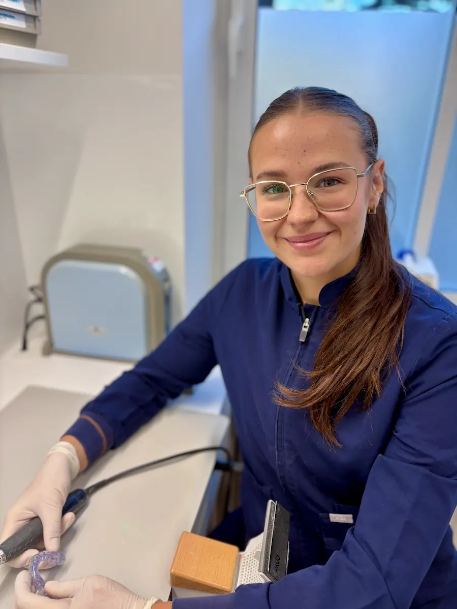 Laura bei der Herstellung eines Langzeitprovisoriums im Praxislabor Dr. Vogtner Ingolstadt