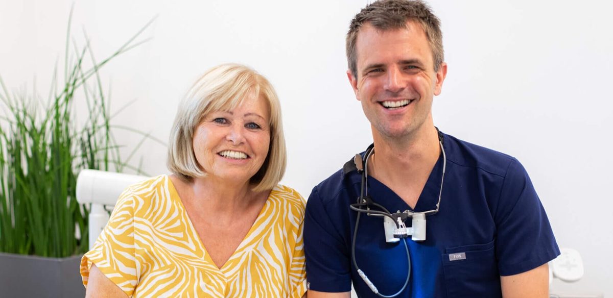 Patientin mit Dr. Andreas Vogtner nach der Behandlung