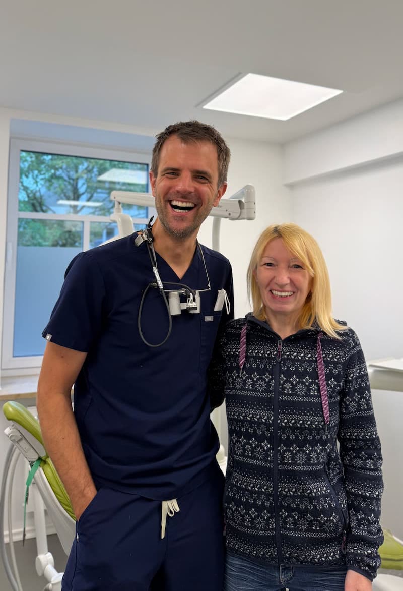 Dr. Vogtner mit Patient nach erfolgreicher Implantatbehandlung
