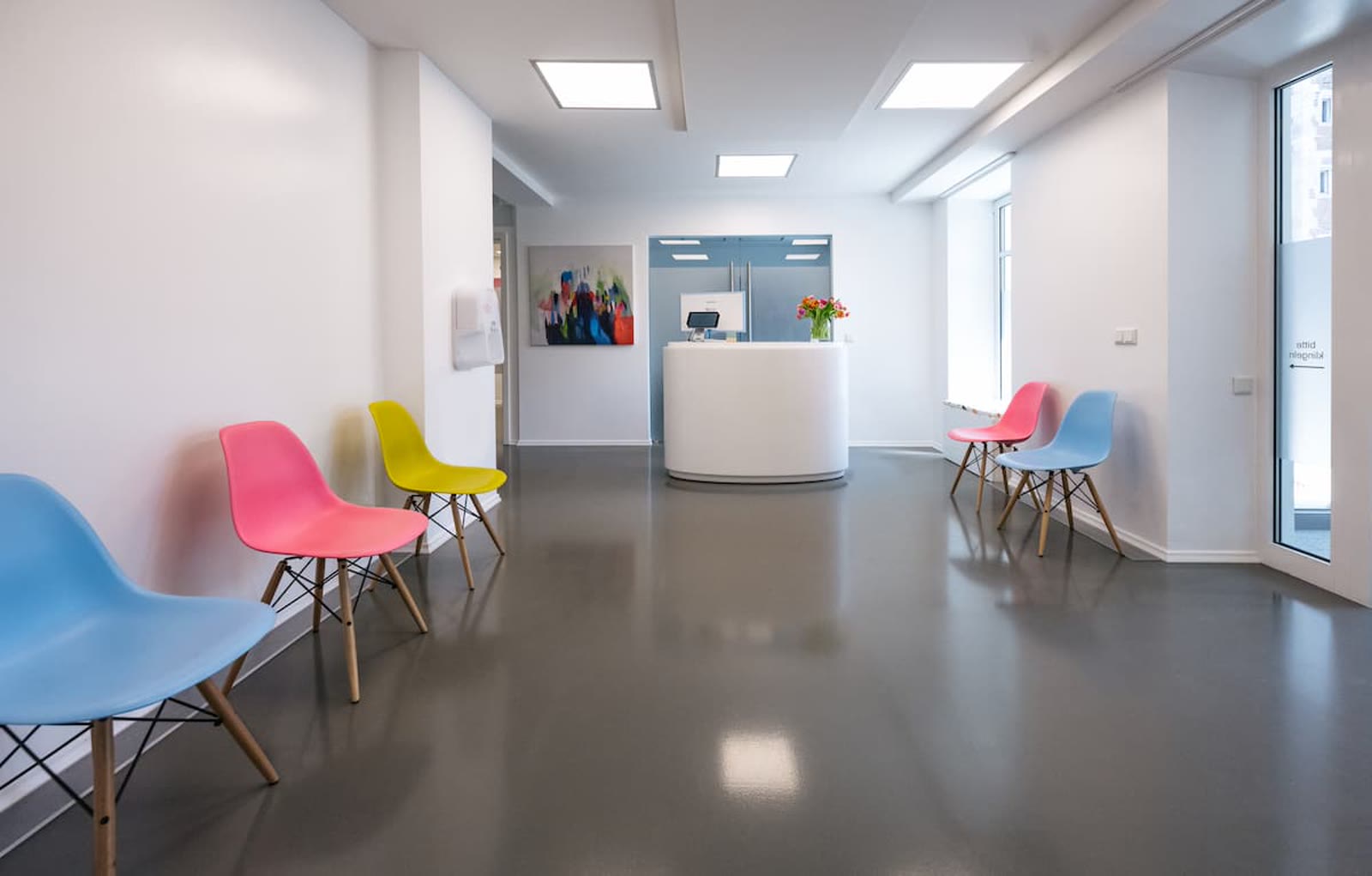 Wartezimmer Zahnarztpraxis Dr. Vogtner